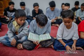 Esensi Nuzulul Qur'an momentum cintai dan amalkan Al Quran