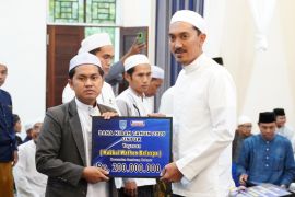 Bupati Banjar serahkan bantuan hibah keagamaan di Kecamatan Sambung Makmur