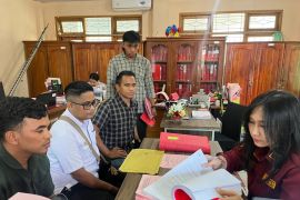 Polsek Maulafa limpahkan berkas perkara tahap dua kasus penganiayaan