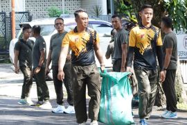 Prajurit Kodam Merdeka gelar bersih-bersih di Jalan 14 Februari Manado