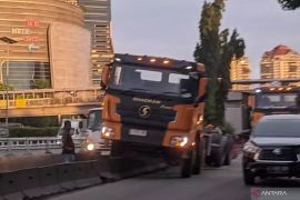 Truk hantam separator busway di Jalan S Parman Jakbar pada Jumat pagi