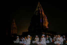 Ketika 1.008 cahaya dipa dan irama damaru warnai malam Candi Prambanan