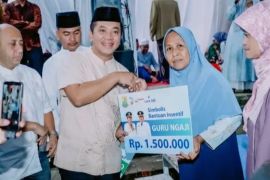Pemkab Karawang mulai salurkan insentif keagamaan kepada ribuan guru ngaji dan marbot