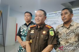 Kejari Sitaro tahan tersangka dugaan korupsi bangun RKB SMAN I Sitim