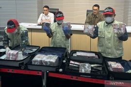 KPK menduga pegawai Bea Cukai menerima uang gratifikasi usai urus cukai