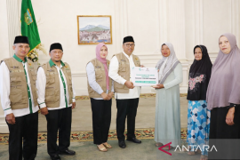 Mustahik Padang Panjang terima zakat dan sembako dari Program Baznas