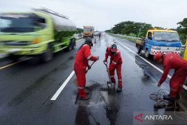 1.000 lubang di ruas tol Pemalang-Batang ditambal jelang arus mudik Lebaran