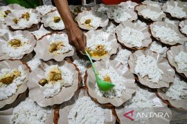 Volunteers distribute 7,000 free pre-dawn meals in Palu