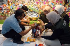 Di Tulungagung, puluhan produk impor 'ilegal' ditemukan dalam parcel Lebaran