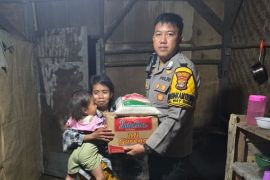 Bhabinkamtibmas Way Gubak salurkan bantuan sembako untuk warga prasejahtera