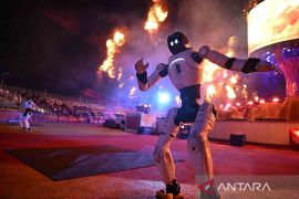 Robot humanoid unjuk gigi dalam pertunjukan bertema mitologi di Provinsi Shandong