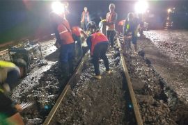 KAI Daop 7 Madiun perbaiki geometri perlintasan sebidang di Ngawi