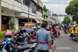 Dishub Cianjur bersama petugas gabungan menertibkan parkir liar