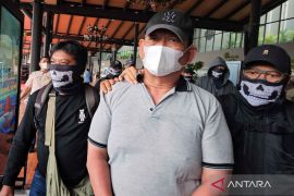 Koko Erwin digiring ke Bareskrim Polri usai ditangkap di Sumut