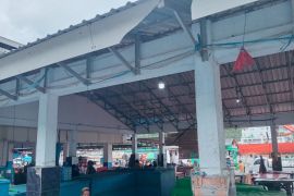 Aktivitas penjualan ikan sore hari di pelelangan terpantau sepi