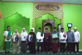 Kakanwil Kemenag Salurkan Bantuan Kepada Marbot Masjid dan Majelis Taklim