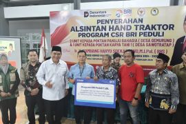 Anggota DPR-BRI salurkan bantuan traktor untuk petani di Sidoarjo