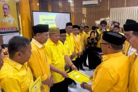 Golkar Sulteng serahkan SK pengurus golkar kabupaten dan kota