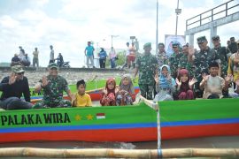 Kodam Palaka-Wira serahkan perahu ketinting dukung akses pendidikan