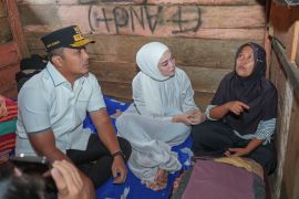 Wagub Vasko serahkan bantuan RTLH Rp25 Juta untuk Keluarga Hendri di Solok Selatan