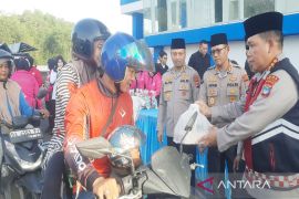 Polda Kalsel bersama mahasiswa bagikan 500 paket takjil ke masyarakat