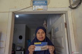 Tersisa di tengah lumpur, buku tabungan jadi harapan untuk bangkit