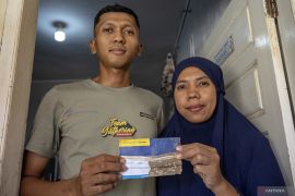 Tersisa di tengah lumpur, buku tabungan jadi harapan untuk bangkit