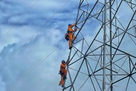 PLN perkuat keandalan transmisi Sumbawa, jaga pasokan listrik selama Ramadan