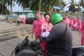Bhayangkari Lampung Selatan bagikan takjil untuk masyarakat di Pelabuhan Bakauheni
