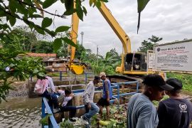 Cegah banjir, Pemkab Bogor keruk sampah dari Sungai Cikaret