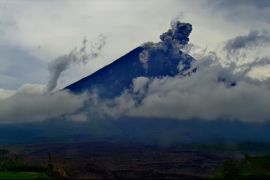 Gunung Semeru siaga: 4 kali erupsi, hembuskan awan panas guguran