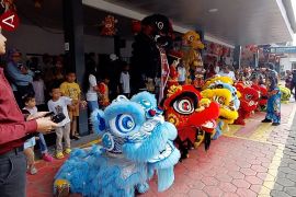 Rayakan Imlek, Daop 7 sajikan barongsai dan bagikan angpao di stasiun