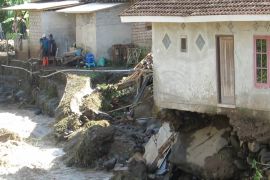 Banjir bandang Jember rusak rumah warga, satu orang hanyut