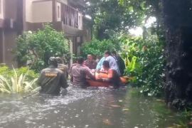 Brimob Polda Bali evakuasi warga dan wisatawan terjebak banjir di Kuta