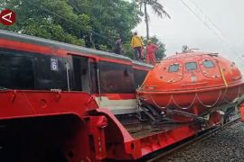 KA Bandara tabrak truk, jalur kereta api Tangerang-Jakarta lumpuh