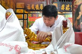 Melihat prosesi cuci arca sambut Imlek 2577 di Gorontalo