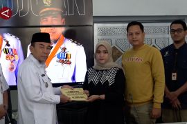 11 ahli waris korban bencana banjir di Padang terima santunan