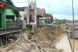 Ablasi di Sungai Kahayan, 11 rumah terdampak dan jembatan terputus