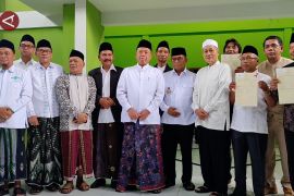 Cegah sengketa, Menteri ATR serahkan sertifikat tanah wakaf di Banten