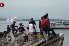 Tanggapi arahan Presiden, Pemkot Kendari singkirkan bangkai kapal