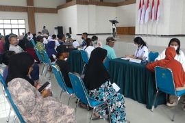 Polda Maluku periksa kesehatan ratusan warga secara gratis