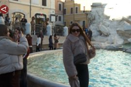 Aturan baru, wisatawan bayar 2 Euro dekati Air Mancur Trevi di Roma