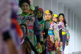 Peragaan busana muslim di Bandara Banyuwangi