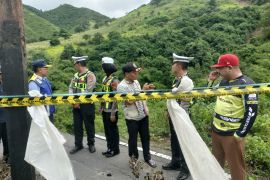 Awas! Jalan Selong Belanak-Mandalika amblas, Pengendara diminta waspada