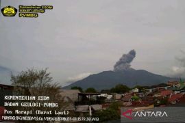 Gunung Marapi erupsi lagi Selasa dini hari dan tetap berstatus waspada