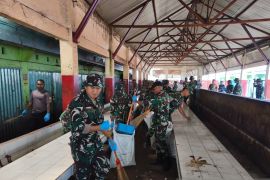Kodim 1702-Polres Jayawijaya gotong royong bersihkan pasar Wouma Wamena