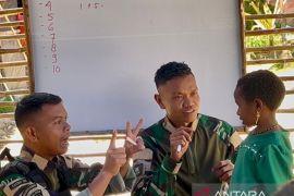 Satgas Yonif 511 beri bimbingan belajar bagi anak-anak Kampung Tima Lanny Jaya