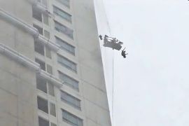 Satu pekerja tewas akibat gondola diterjang angin kencang di Surabaya