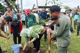 Wagub NTB dan Bupati Dompu tanam pohon, Gaungkan NTB lestari