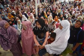 Pembagian lima ton beras gratis di Padang